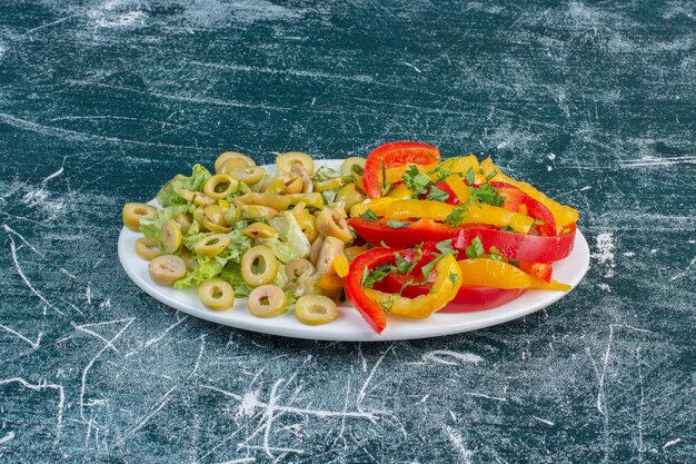 Kostenloses Foto salat mit verschiedenen zutaten wie kirschtomaten, kräutern und gewürzen.