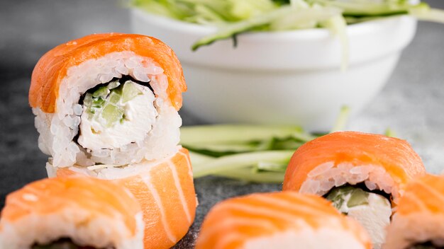 Salat und frische Sushi-Rollen in Nahaufnahme