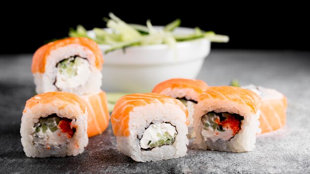 Salat und frische Sushi-Rollen