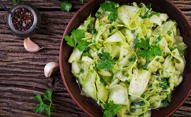 Salat von marinierten Zucchini in Gewürzen