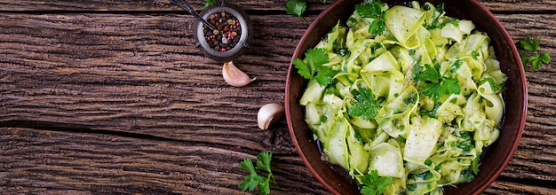 Salat von marinierten Zucchini in Gewürzen