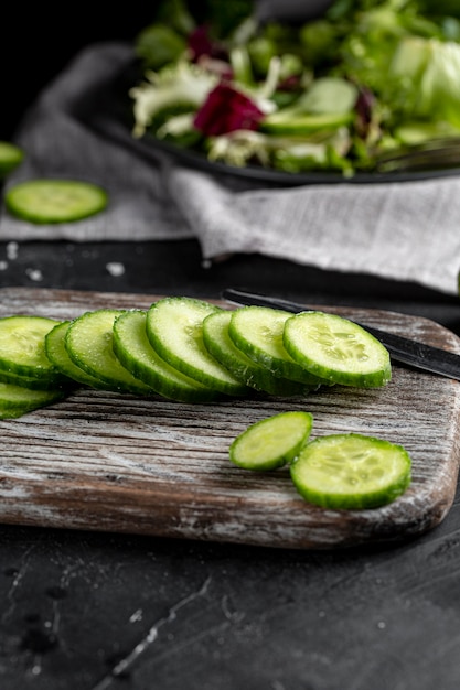 Salatarrangement mit Gurkenscheiben