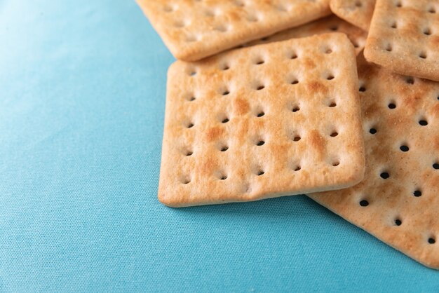 Salzcracker auf blauem Hintergrund