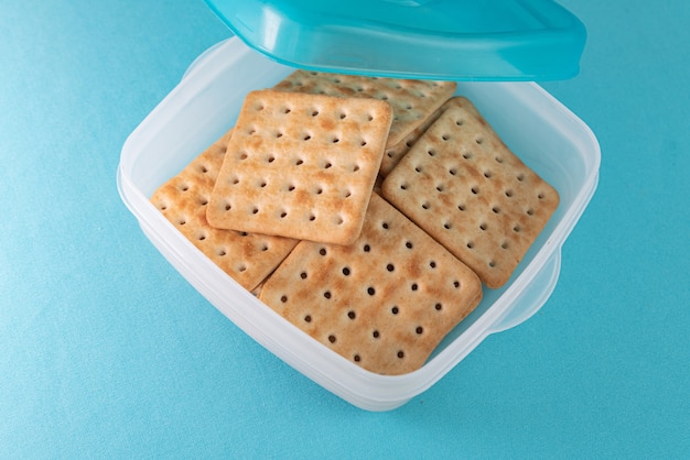 Salzcracker auf blauem Hintergrund