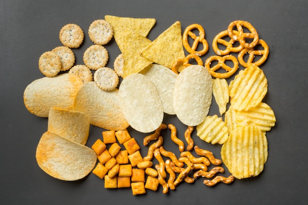 Kostenloses Foto salzige snacks brezeln chips cracker
