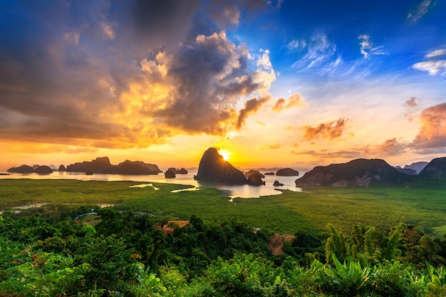 Kostenloses Foto samet nangshe aussichtspunkt bei sonnenaufgang in phang nga, thailand.