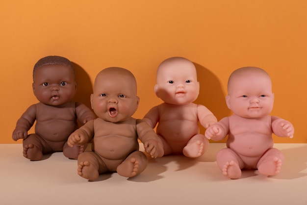 Sammlung von Babypuppen aus Kunststoff für Kinder mit verschiedenen Hautfarben