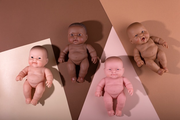 Kostenloses Foto sammlung von babypuppen aus kunststoff für kinder mit verschiedenen hautfarben