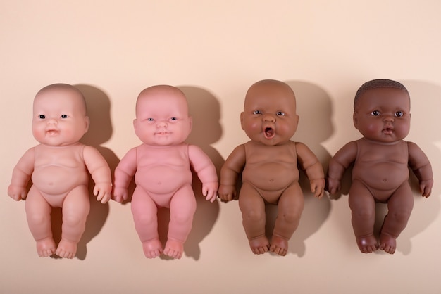 Kostenloses Foto sammlung von babypuppen aus kunststoff für kinder mit verschiedenen hautfarben