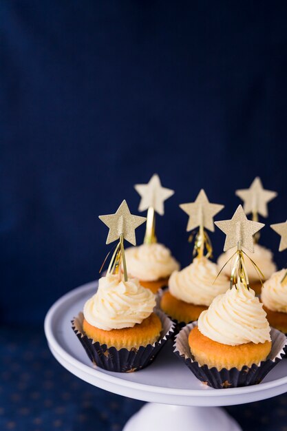 Sammlung von leckeren Kuchen mit Buttercreme und Sternen am Stand