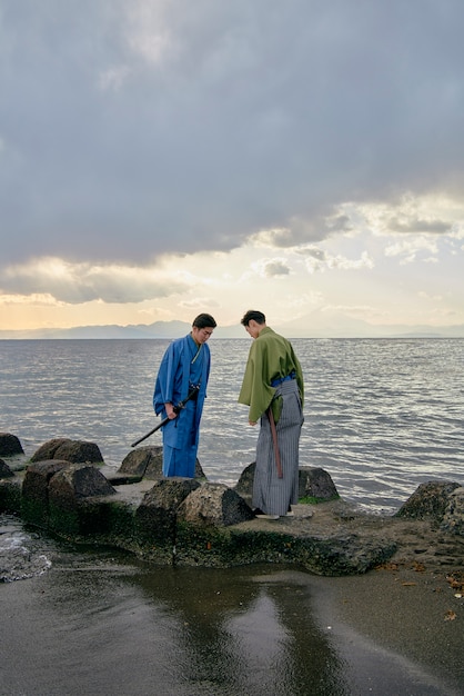Samurai, die sich am Strand verbeugen