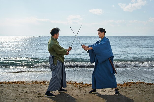 Samurai kämpfen mit Schwertern am Strand