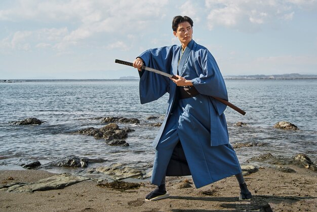 Samurai mit Schwert am Strand