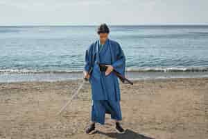 Kostenloses Foto samurai mit schwert im freien