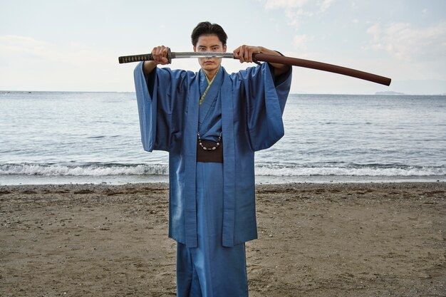 Samurai mit Schwert im Freien