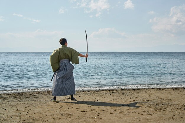 Samurai mit Schwert im Freien