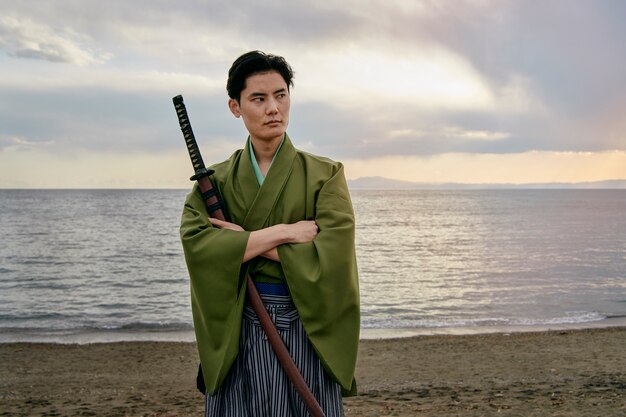 Samurai mit Schwert im Freien