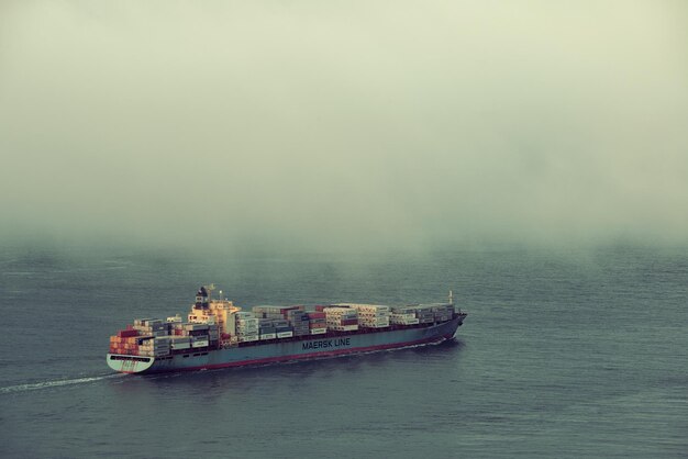 San Francisco, CA - 11. MAI: Frachtschiffpass durch Bucht von San Francisco im Nebel am 11. Mai 2014 in San Francisco. SF ist die am dichtesten besiedelte Großstadt in Kalifornien und die zweitgrößte in den USA.