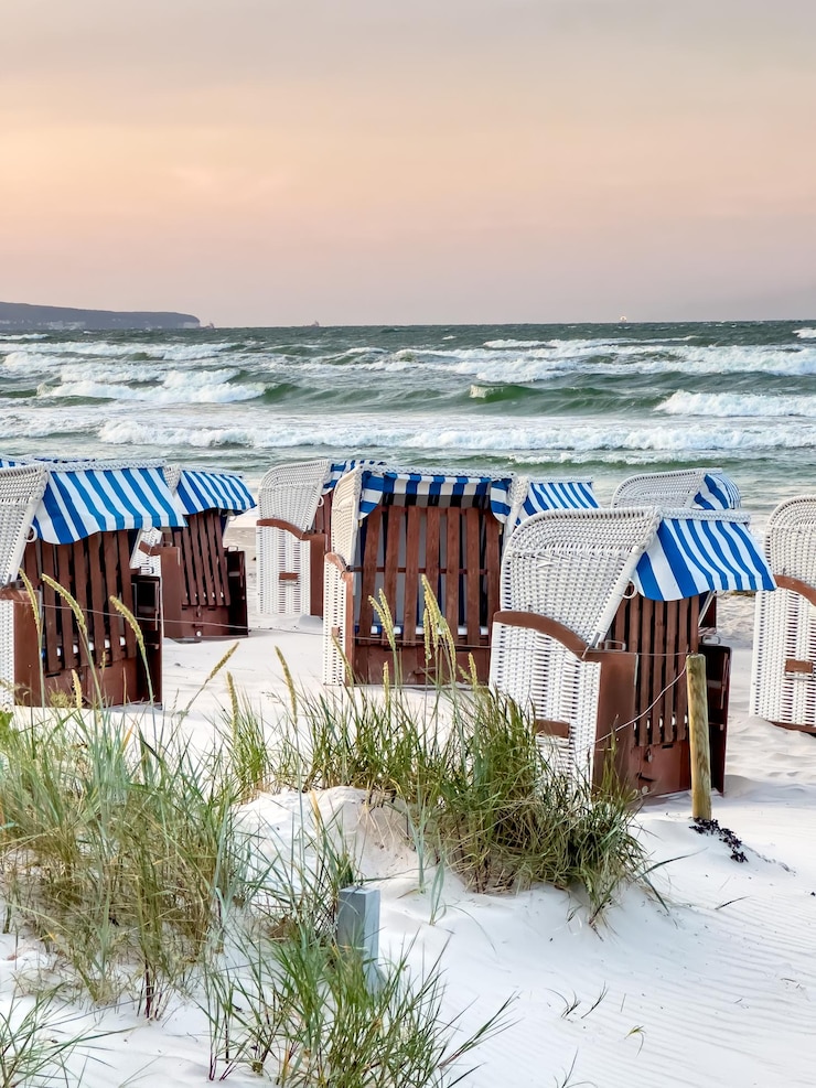 Kostenlose Foto sandstrand am meer mit umkleidekabinen