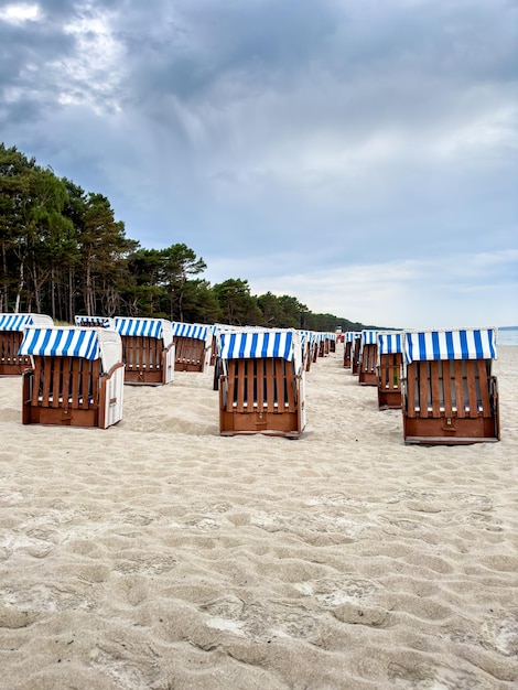 Sandstrand am Meer mit Umkleidekabinen