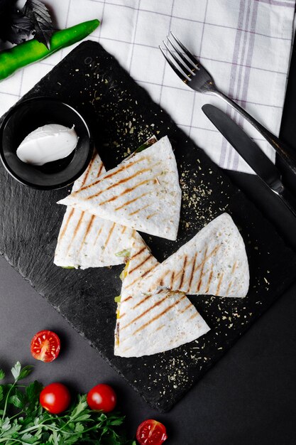 Sandwich in Lavash mit Sauce serviert