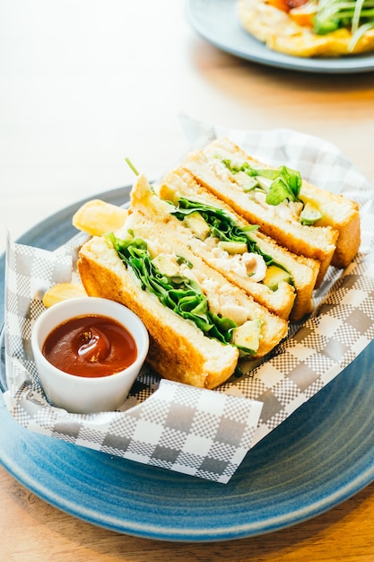 Sandwich mit Avocado und Hühnerfleisch mit Pommes frites