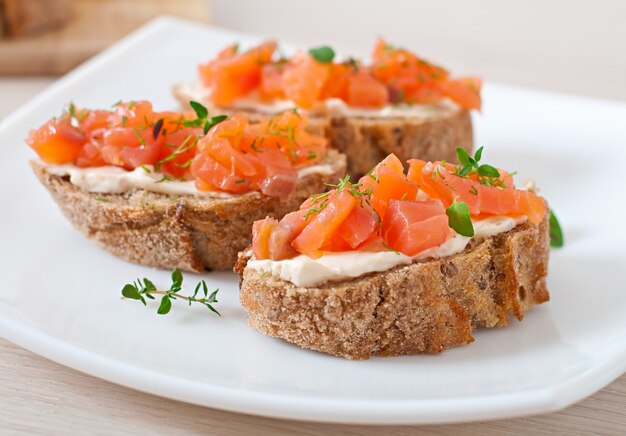 Sandwich mit gesalzenem Lachs- und Frischkäse.