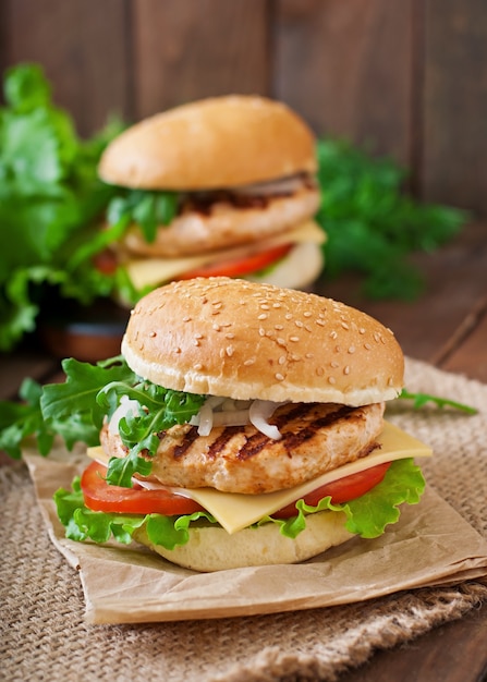 Sandwich mit Hühnchenburger, Tomaten, Käse und Salat