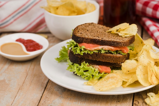 Sandwich mit Pommes und natürlichem Saft