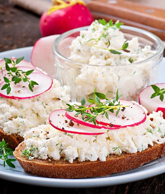 Sandwich mit Quark, Radieschen, schwarzem Pfeffer und Thymian