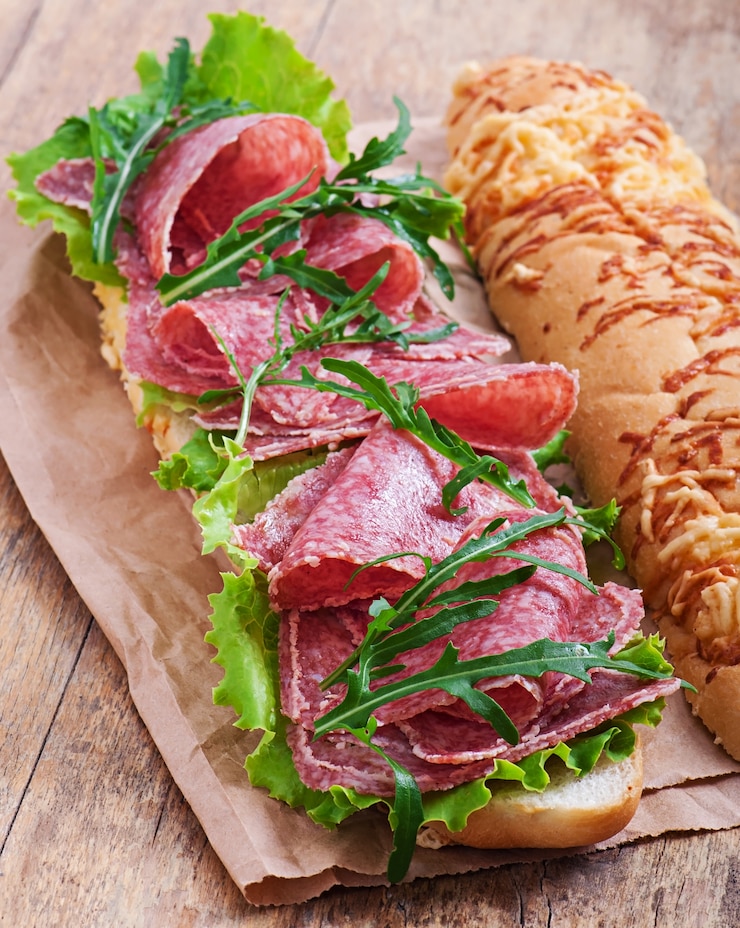 Kostenlose Foto sandwich mit salami, salat, tomate und rucola