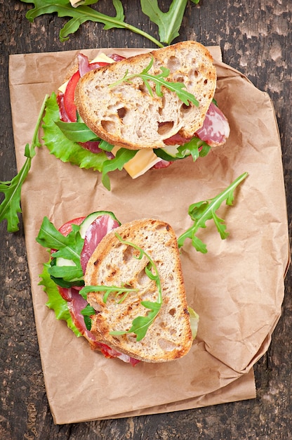 Kostenloses Foto sandwich mit schinken, käse und frischem gemüse