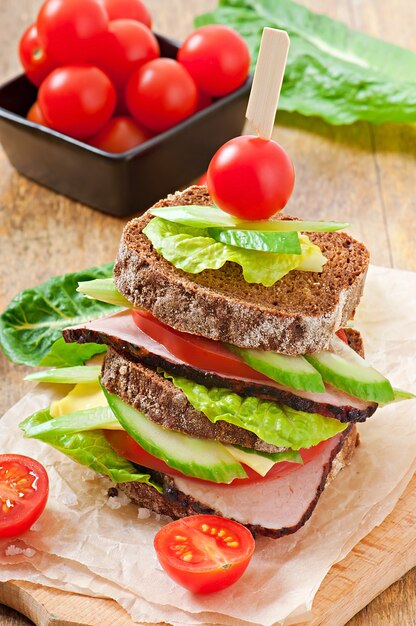 Sandwich mit Schinken und frischem Gemüse