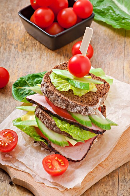 Sandwich mit Schinken und frischem Gemüse