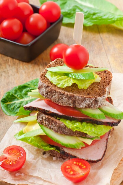 Sandwich mit Schinken und frischem Gemüse