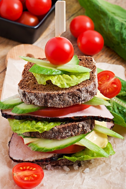 Sandwich mit Schinken und frischem Gemüse
