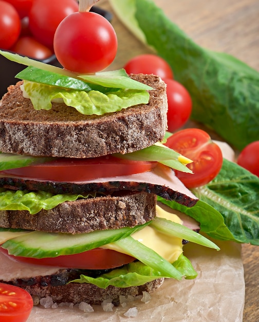 Sandwich mit Schinken und frischem Gemüse