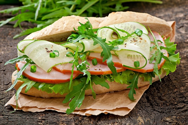 Sandwich mit Schinken und Kräutern