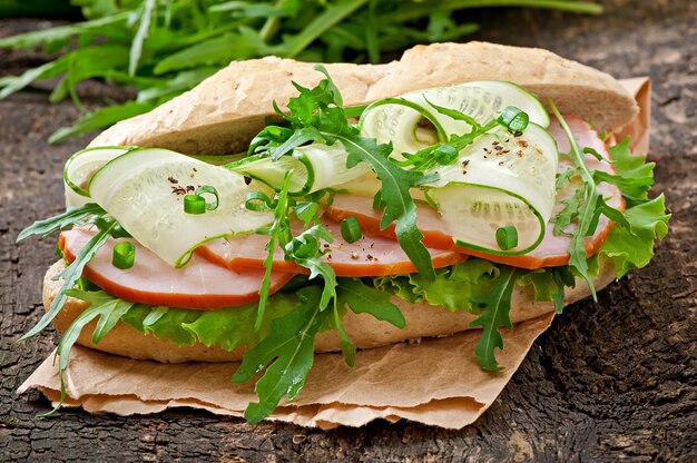 Sandwich mit Schinken und Kräutern