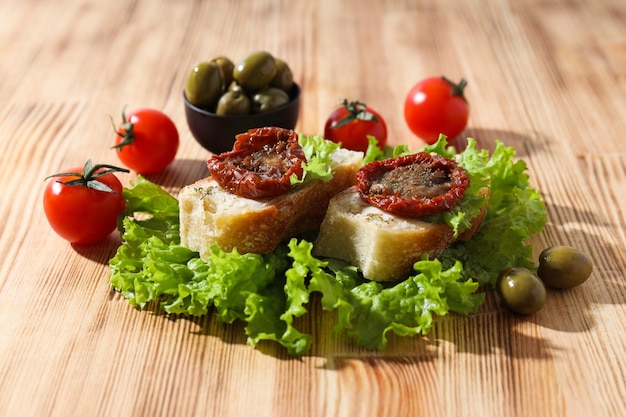 Kostenloses Foto sandwich mit sonnengetrockneten tomaten leckeren snack-konzept