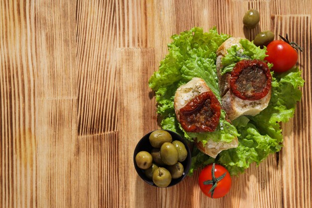 Sandwich mit sonnengetrockneten Tomaten leckeren Snack-Konzept