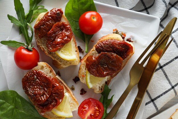 Kostenloses Foto sandwich mit sonnengetrockneten tomaten leckeren snack-konzept