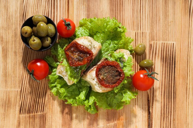 Sandwich mit sonnengetrockneten Tomaten leckeren Snack-Konzept