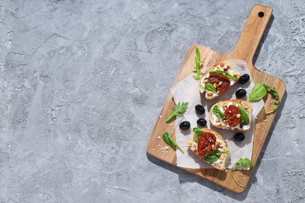 Sandwich mit sonnengetrockneten Tomaten leckeren Snack-Konzept