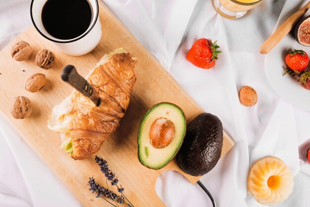 Sandwich und Avocado an Bord