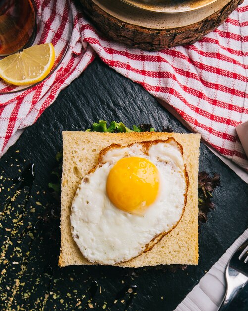 Sandwich zum Frühstück mit Spiegelei auf der Oberseite.