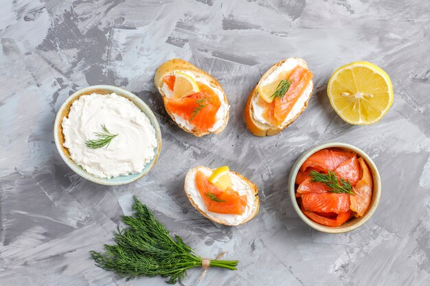 Sandwiches mit geräuchertem Lachs und Frischkäse und Dill.