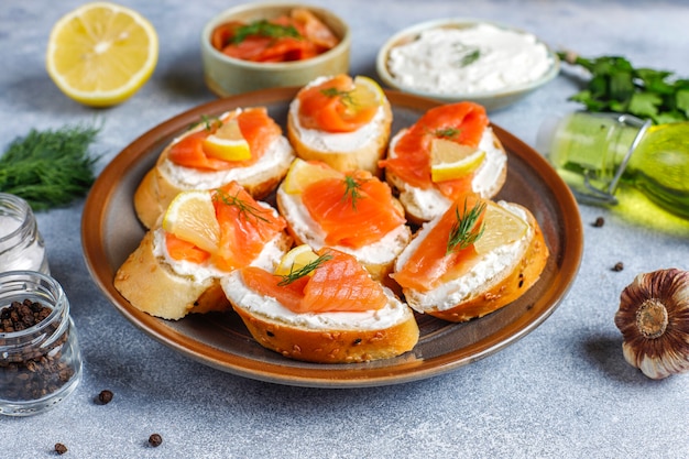 Sandwiches mit geräuchertem Lachs und Frischkäse und Dill.