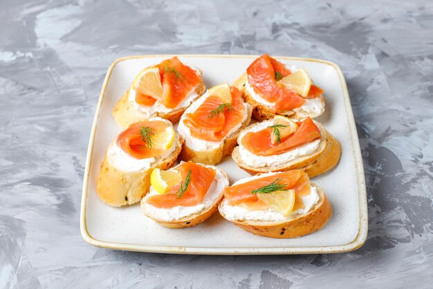 Sandwiches mit geräuchertem Lachs und Frischkäse und Dill.