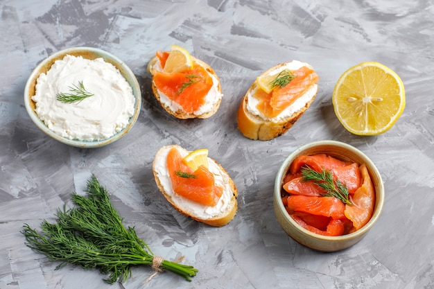 Sandwiches mit geräuchertem Lachs und Frischkäse und Dill.